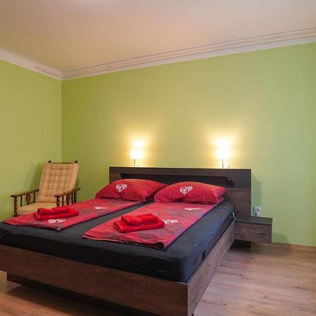 Lia Apartman Pecs Exterior photo