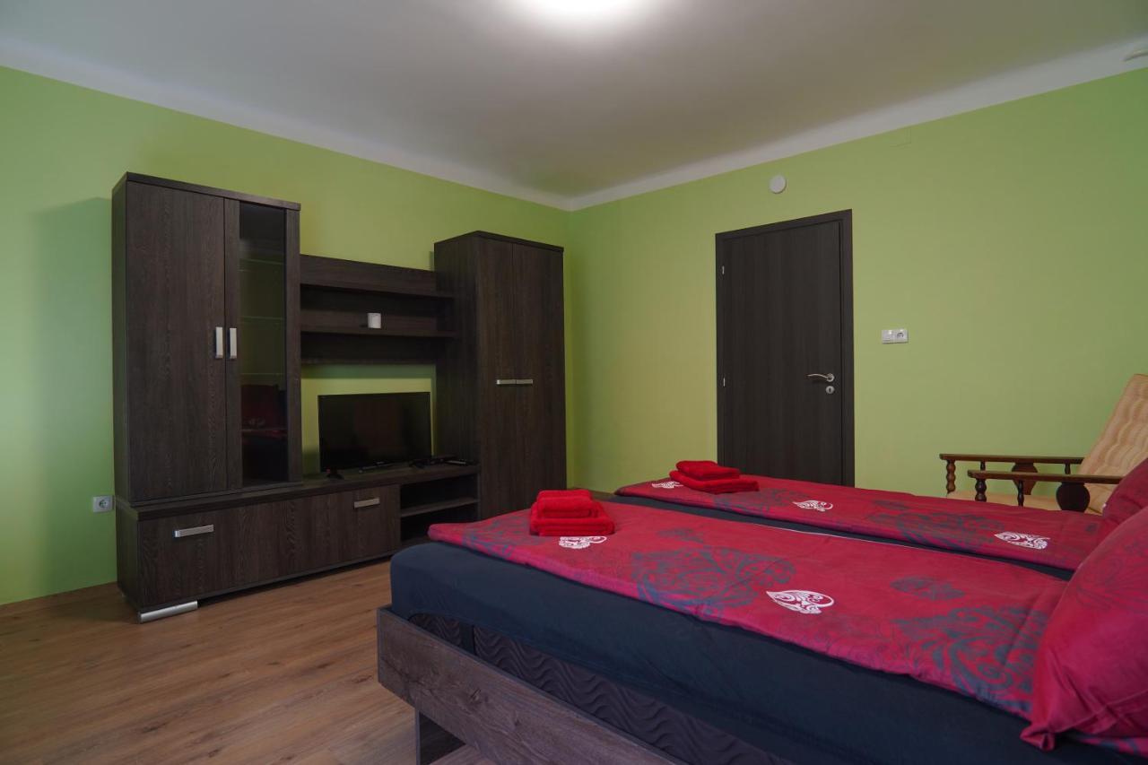 Lia Apartman Pecs Exterior photo