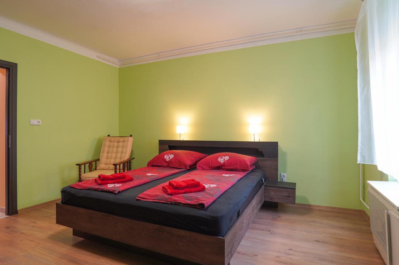 Lia Apartman Pecs Exterior photo